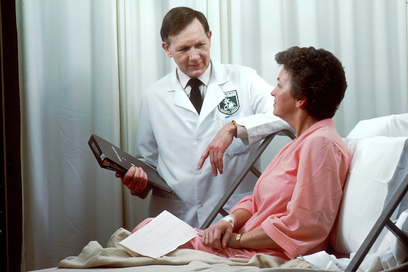 Médico analizando datos en una tablet